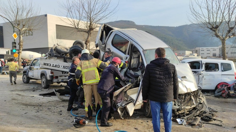 Feci kaza: TIR çok sayıda aracı biçti, 3 ölü, 9'u ağır 21 yaralı